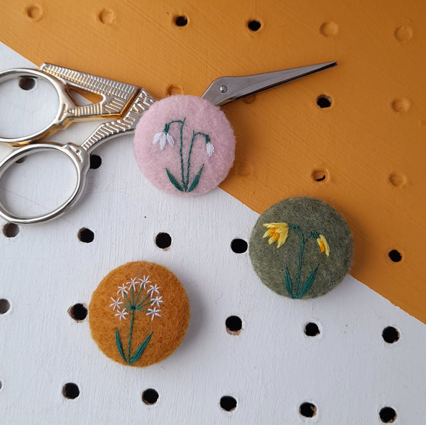 Spring flowers badge set