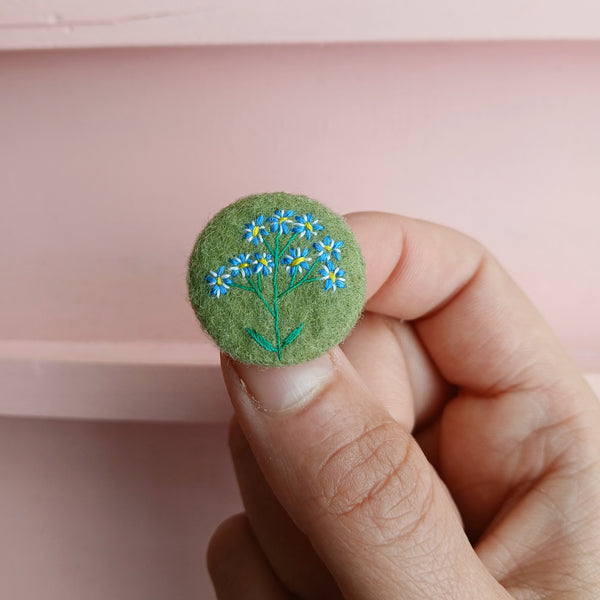 forget-me-not badge - amypanda